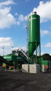 Mobiele cement silo 65ton voorzien van continu Rekstrook-weegsysteem.