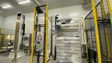 Wikkelmachine, robotpalletiser en afzakinstallatie voor suikertoppings van Alldra