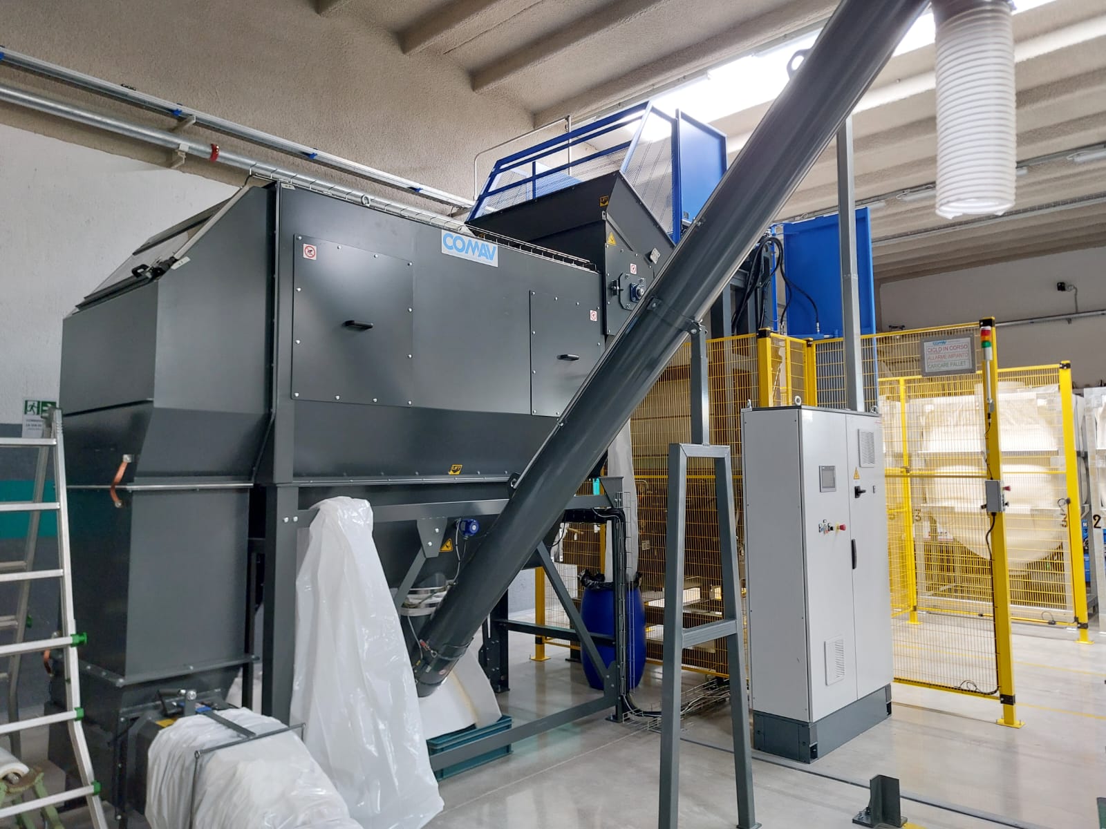 Het lossen van plastic granulaat en het laden van Trevira-silo’s in krappe ruimtes