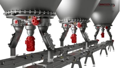 Render van drie stalen silo's, elk met een Rotoflo-uitdraagunit, rode motorreductor en schuine uitloopgoten die twee parallelle gesloten transporteurs voeden