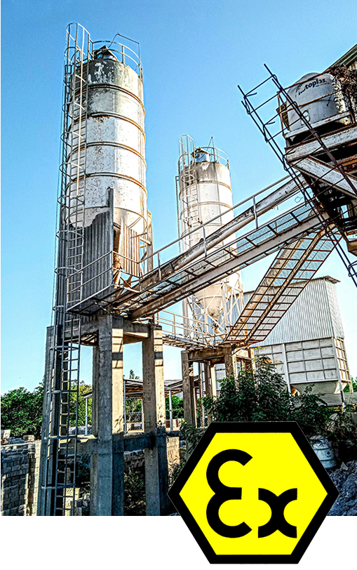 Roestvrijstalen silo’s met een ATEX-waarschuwingsbord voor explosiegevaarlijke zones