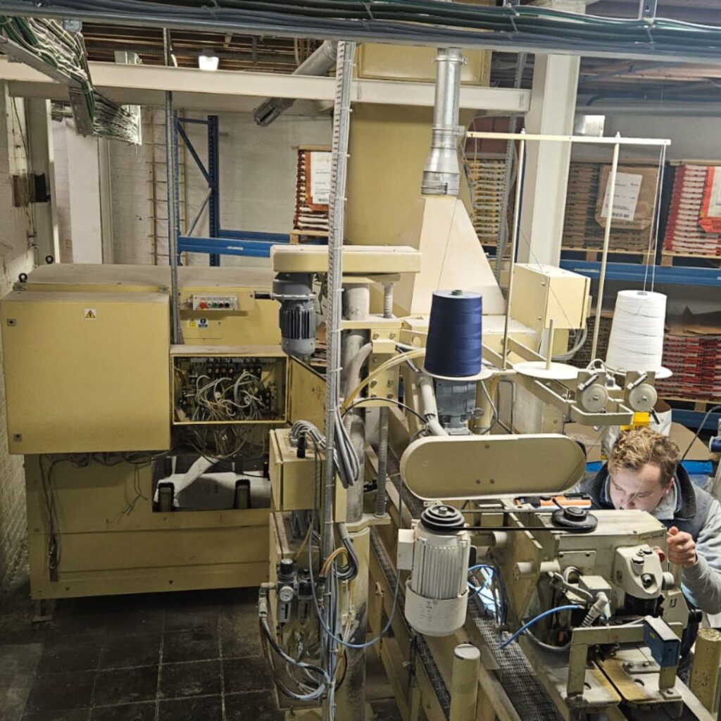 Afzakinstallatie van Maxpac ingepast in de productieruimte van de bloemmolen