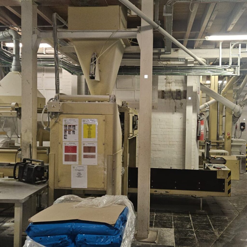 Hopper en weegsysteem boven de zakkenvulmachine van Maxpac in de maalderij