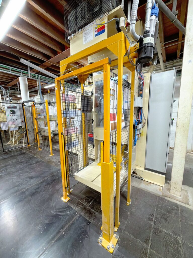 Afzakinstallatie van Maxpac met elektrische kast in de productieruimte van de maalderij