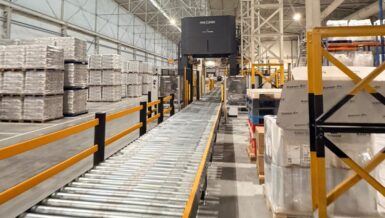 Big Bag-afvulinstallatie met conveyors en stretch hood-installatie in een voedingsproductieomgeving