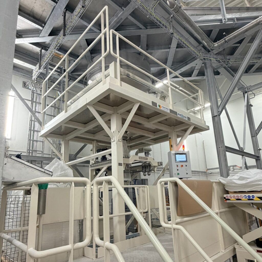 Gevulde Big Bag op het conveyorsysteem van de Maxpac-afvulinstallatie