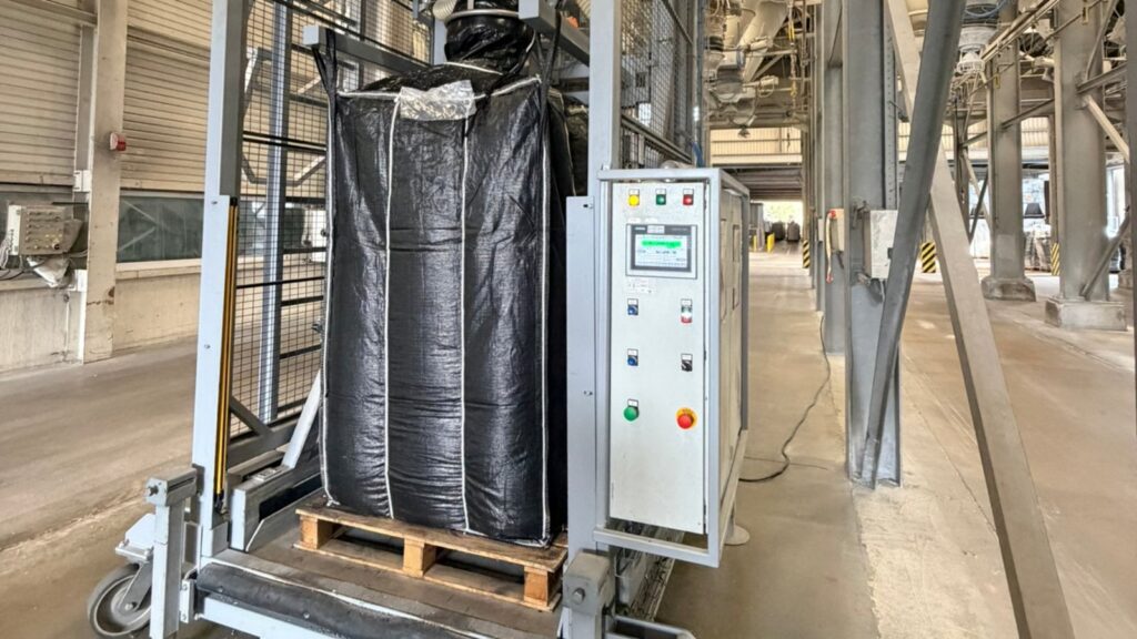 Mobiel Big Bag-vulstation van Maxpac met opvouwbaar hekwerk, geplaatst onder een silo in een productiehal