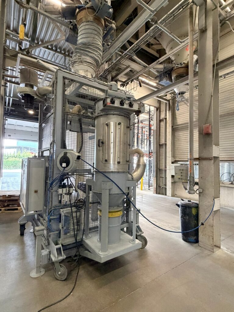Mobiel Big Bag-vulstation van Maxpac op mobiel onderstel in de productiehal