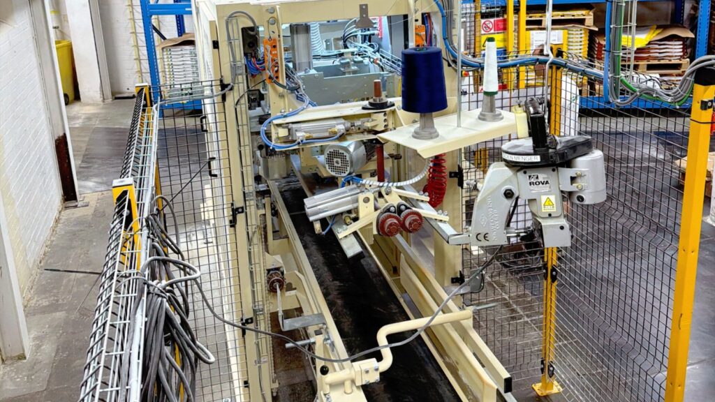 Openmondzakkenvulmachine van Maxpac in de productieruimte van een maalderij